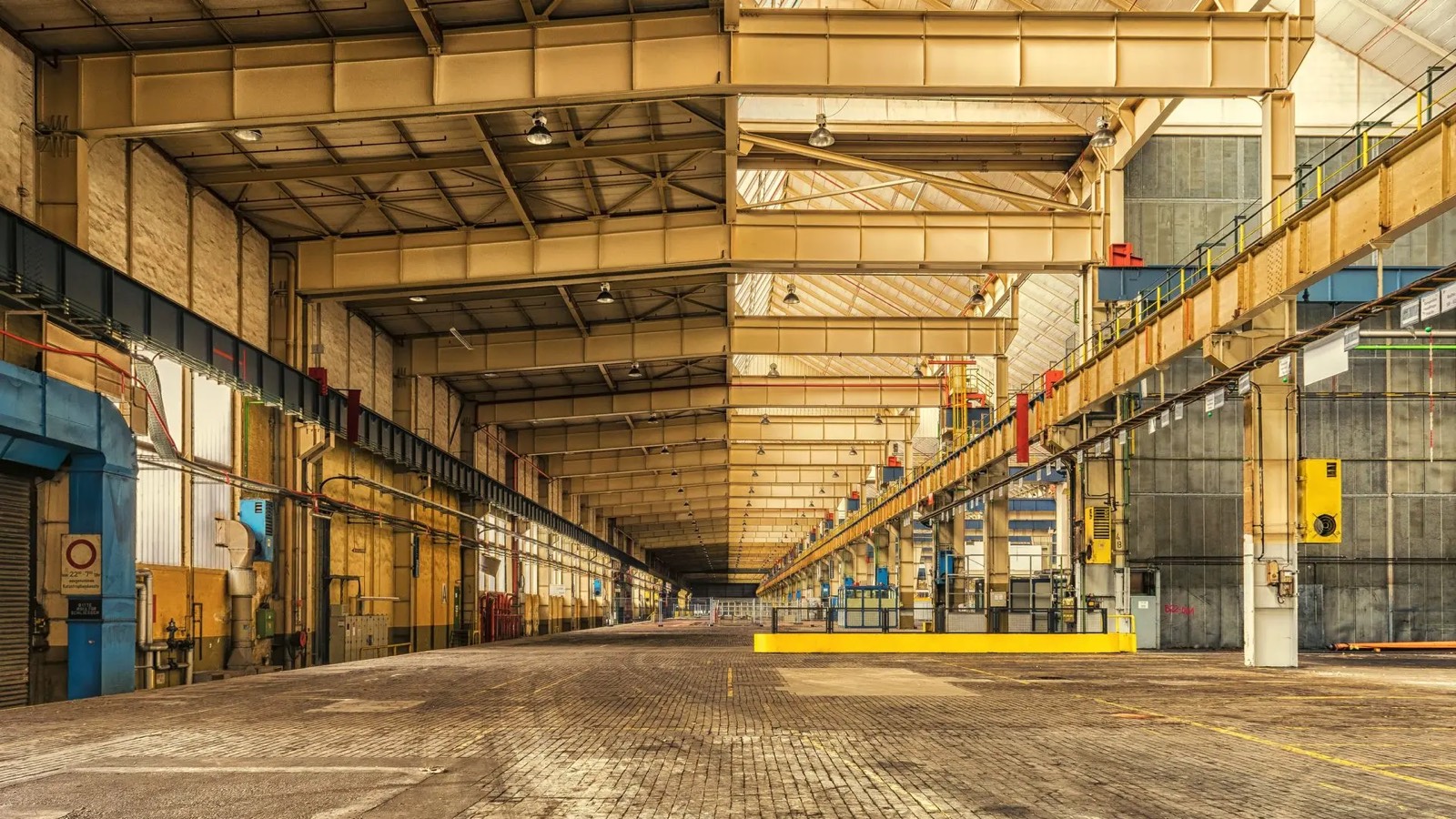 Interior of a large industrial hall of the kind monitored by Detectium